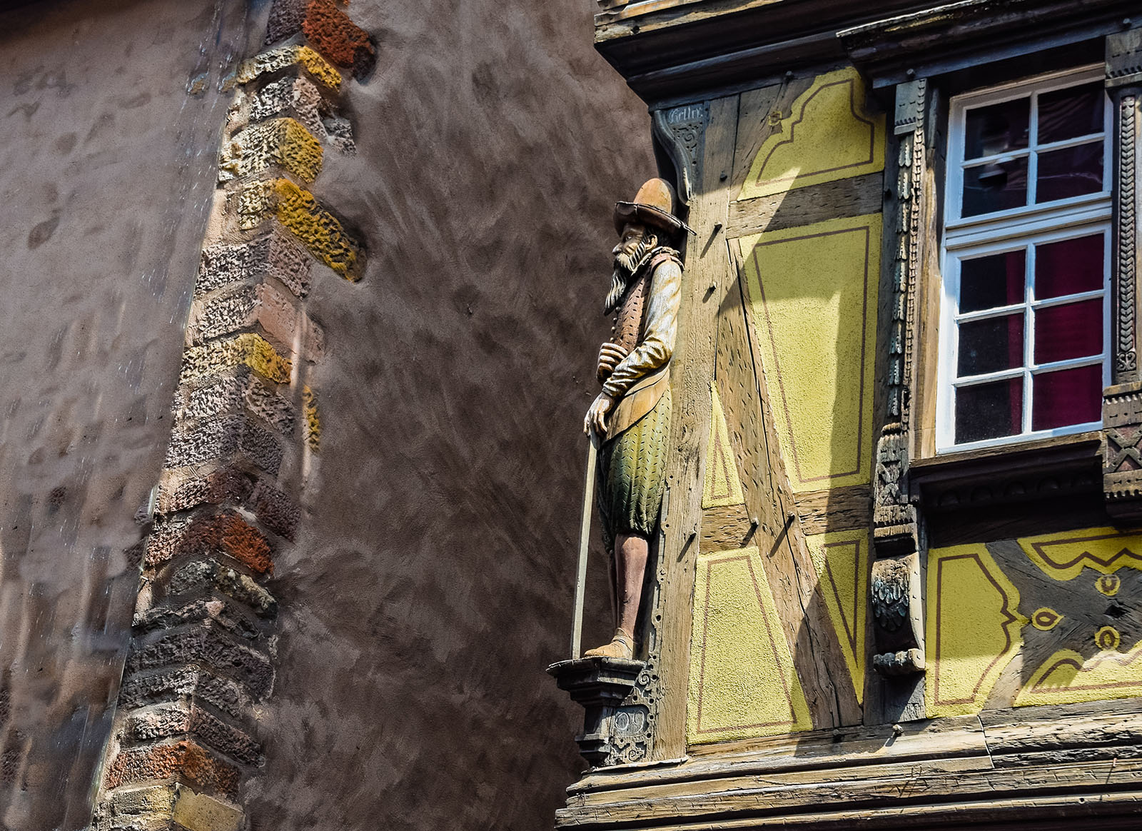 Facade sculpt&eacute;e &agrave; Colmar